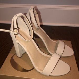 BRAND NEW!!! Nude heels!’